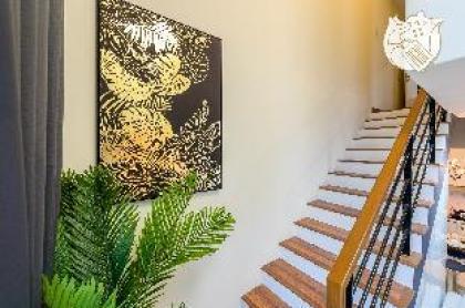 Luxury Duplex Condo Retreat v 2 Parking by Verano - image 5