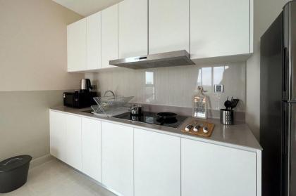 Lux & Stylish 2BR Apt @ KLGCC Free Parking - image 26
